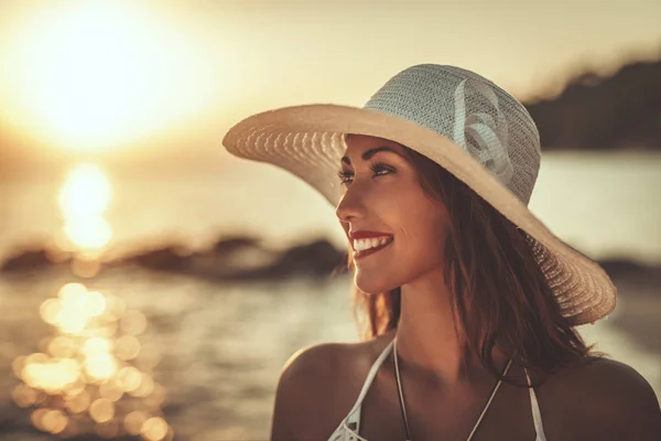 Beautiful Woman White Dress Enjoying Sunset Beach White Hat Her — Stock Photo, Image