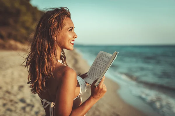 Giovane Donna Sta Leggendo Libro Sulla Spiaggia Sabbia Lei Piedi — Foto Stock