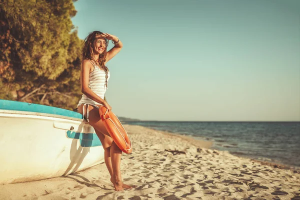 Bela Jovem Está Relaxando Praia Ela Está Parada Lado Barco — Fotografia de Stock