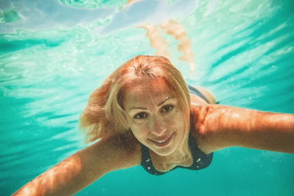 Hermosa Joven Sonriente Nadando Bajo Agua Mar —  Fotos de Stock