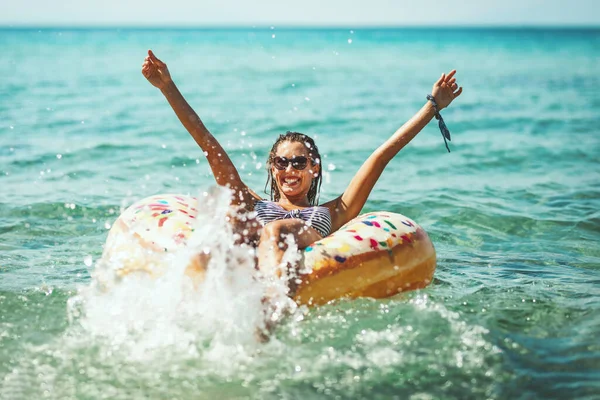Schöne Junge Frau Schwimmt Auf Aufblasbarem Ring Donut Auf See — Stockfoto