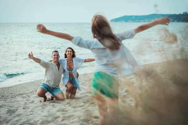 Tonårstjej Och Föräldrar Leker Stranden — Stockfoto