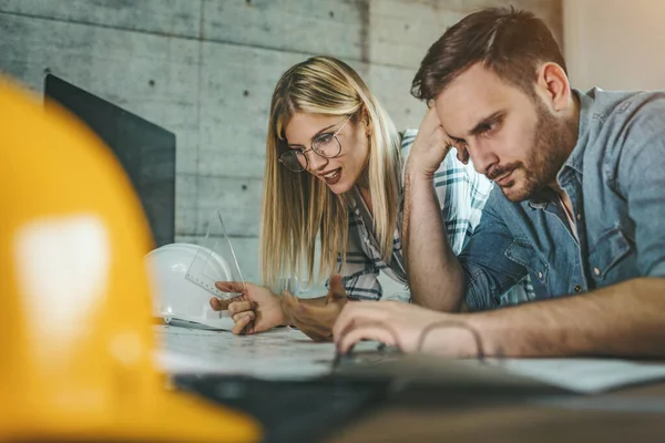 Dos Jóvenes Colegas Arquitectos Trabajando Nuevo Proyecto Analizando Planos Oficina — Foto de Stock