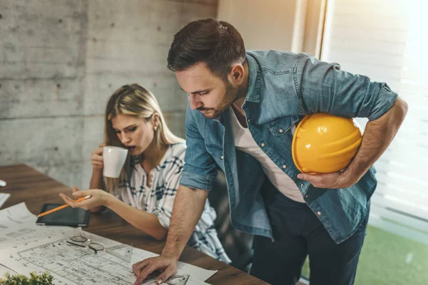 Dos Jóvenes Colegas Arquitectos Trabajando Nuevo Proyecto Analizando Planos Oficina — Foto de Stock