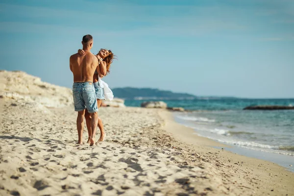 Στοργικό Ζευγάρι Που Διασκεδάζει Αγκαλιάζει Και Παίζει Άδεια Αμμώδη Παραλία — Φωτογραφία Αρχείου