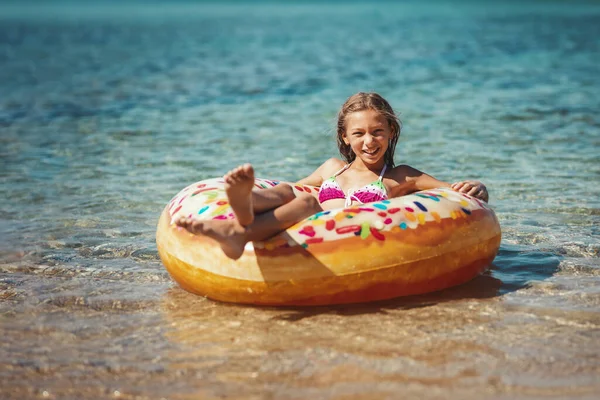 Девочка Подросток Плавающая Надувном Пончике Море — стоковое фото