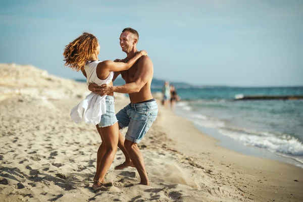 Kochająca Się Para Bawiąca Się Przytulająca Grająca Pustej Piaszczystej Plaży — Zdjęcie stockowe