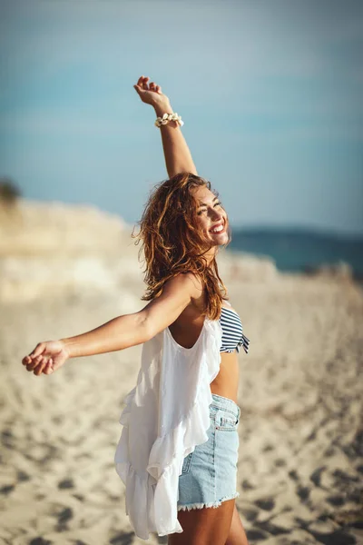 Giovane Donna Che Rilassa Sulla Spiaggia Concentrarsi Sul Primo Piano — Foto Stock