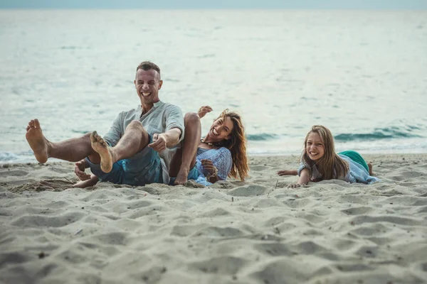 空の海のビーチで楽しんでいる幸せな家族 — ストック写真