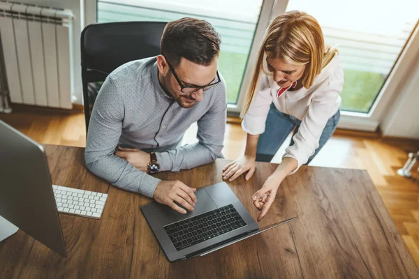 Twee Jonge Ingenieurs Collega Werken Aan Nieuw Project Kantoor — Stockfoto