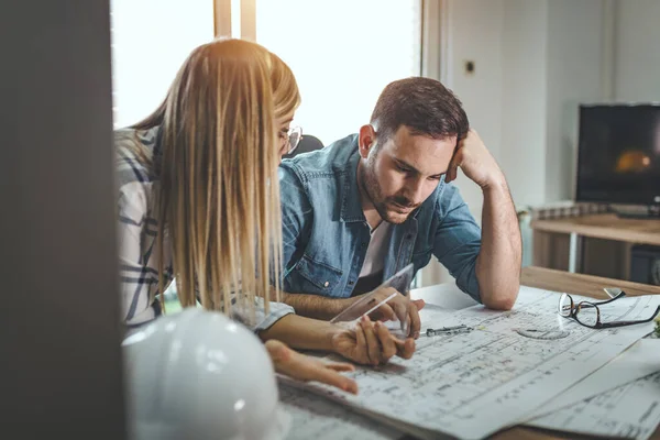 Zwei Junge Architektenkollegen Arbeiten Neuem Projekt Und Analysieren Baupläne Büro — Stockfoto