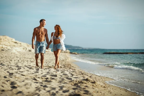Ερωτευμένο Ζευγάρι Που Περπατά Άδεια Αμμώδη Παραλία — Φωτογραφία Αρχείου