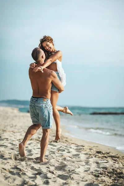 Kochająca Się Para Bawiąca Się Przytulająca Grająca Pustej Piaszczystej Plaży — Zdjęcie stockowe