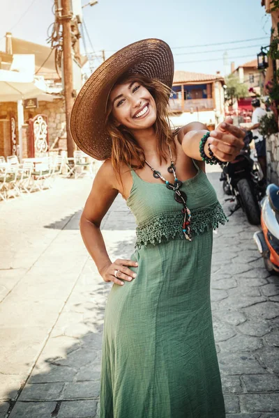 Una Hermosa Joven Sonriente Disfruta Verano Día Soleado Caminando Por —  Fotos de Stock