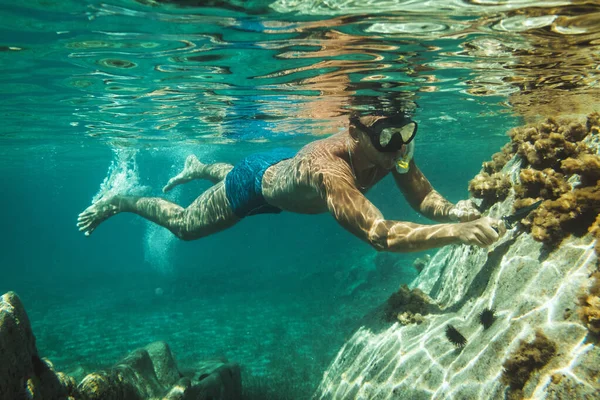Yakışıklı Bir Adam Yaz Tatilinde Eğleniyor Denizde Dalış Yaparken Deniz — Stok fotoğraf