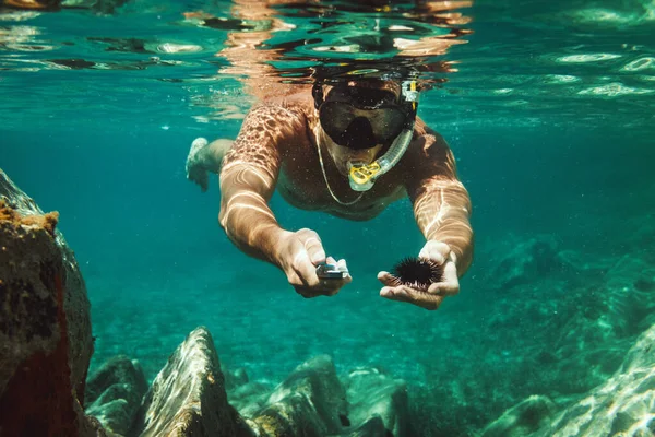 Przystojny Mężczyzna Dobrze Się Bawi Wakacjach Odkrywa Morze Podczas Nurkowania — Zdjęcie stockowe
