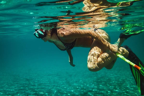 Beautiful Young Woman Having Fun Summer Vacation Exploring Seafloor Scuba — Stock Photo, Image