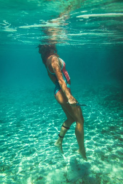 Una Hermosa Joven Está Nadando Bajo Agua Disfrutando Del Azul —  Fotos de Stock