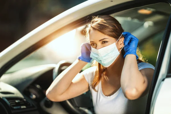 Young Woman Putting Mask Her Face Avoid Infection Flu Virus — Stock Photo, Image