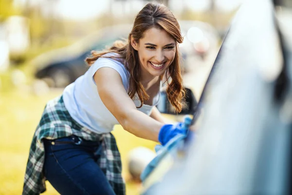 Usmívající Mladá Žena Ochrannými Rukavicemi Svých Nands Utírá Své Auto — Stock fotografie