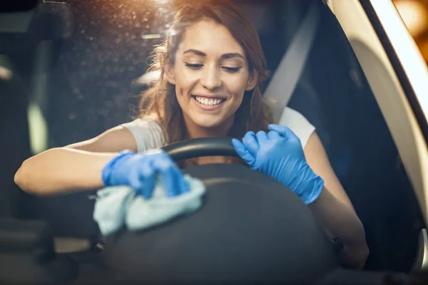 Una Joven Sonriente Con Guantes Protectores Las Manos Limpia Volante — Foto de Stock