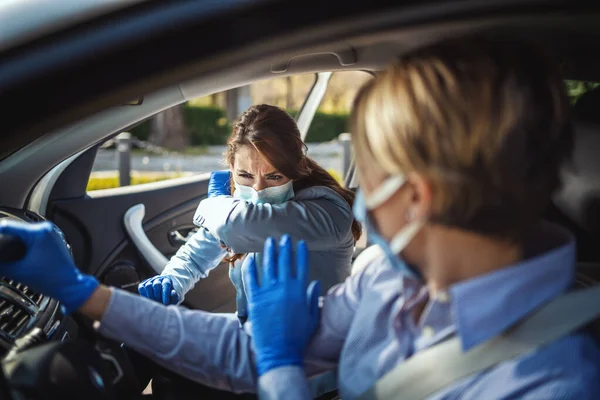 Junge Geschäftsfrauen Mit Schutzmasken Auf Dem Gesicht Sitzen Einem Auto — Stockfoto