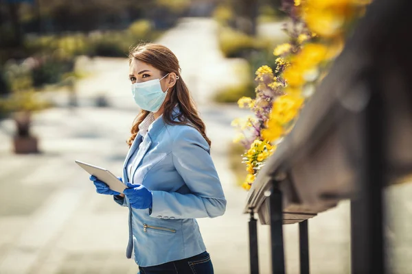 Young Business Woman Protecting Mask Her Face Looking Something Her — Stock Photo, Image