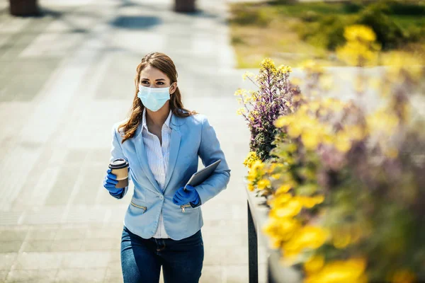 Young Business Woman Protective Mask Her Face Digital Tablet Coffee — Stock Photo, Image