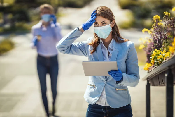 Young Business Woman Protective Mask Her Face Looking Something Her — Stock Photo, Image