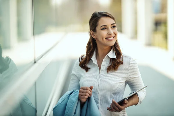 Jonge Glimlachende Zakenvrouw Met Tablet Haar Handen Gaat Werken — Stockfoto