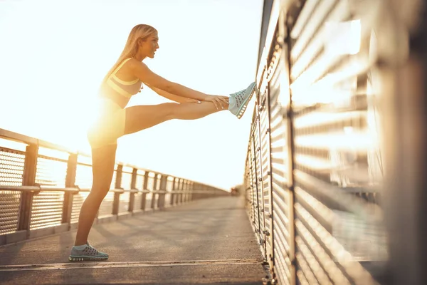 Giovane Donna Fitness Sta Facendo Esercizio Stretching Sul Ponte Sul — Foto Stock