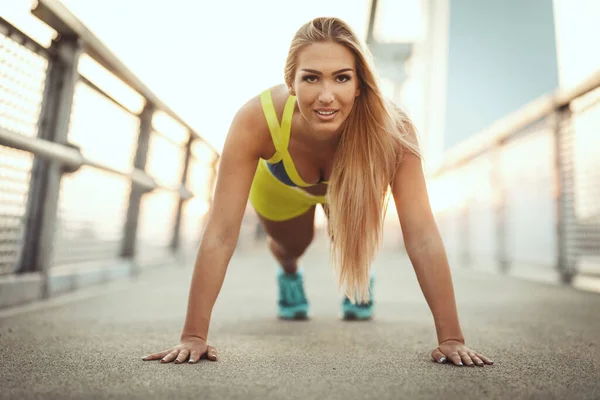 Genç Fitness Kadını Sabah Antrenmanı Sırasında Nehir Köprüsünde Şınav Kalas — Stok fotoğraf