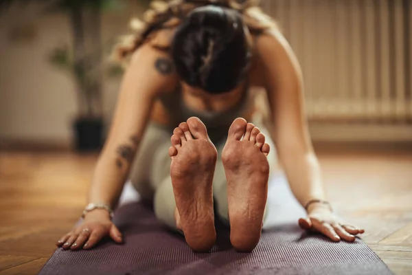 Fiatal Jóga Meditációt Végez Otthon Nappaliban Padlószőnyegen Meditál Reggeli Napsütésben — Stock Fotó