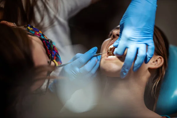 Hermosa Joven Está Dentista Ella Sienta Silla Del Dentista Dentista —  Fotos de Stock