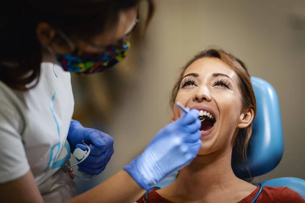 Bela Jovem Está Dentista Senta Cadeira Dentista Dentista Verifica Dentes — Fotografia de Stock