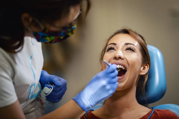 Belle Jeune Femme Est Chez Dentiste Elle Est Assise Dans — Photo