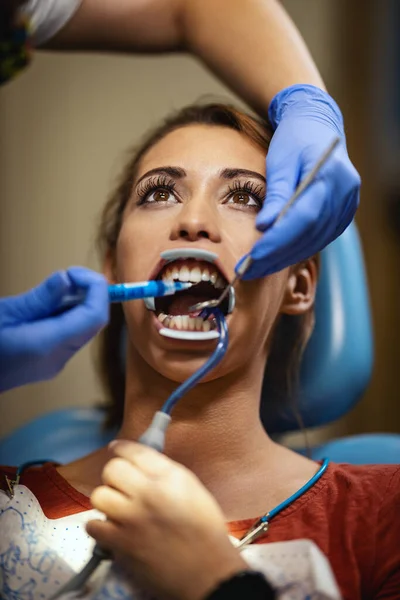 その美しい若い女性は歯医者にいる 歯医者の椅子に座り歯の上に歯を食いしばり — ストック写真