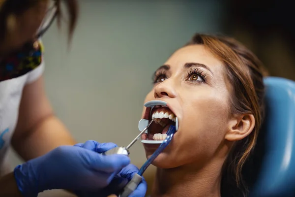 Bella Giovane Donna Dal Dentista Siede Sulla Sedia Del Dentista — Foto Stock