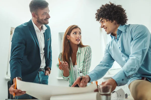 Equipo Tres Jóvenes Arquitectos Está Trabajando Nuevo Proyecto Comunicándose Mientras — Foto de Stock