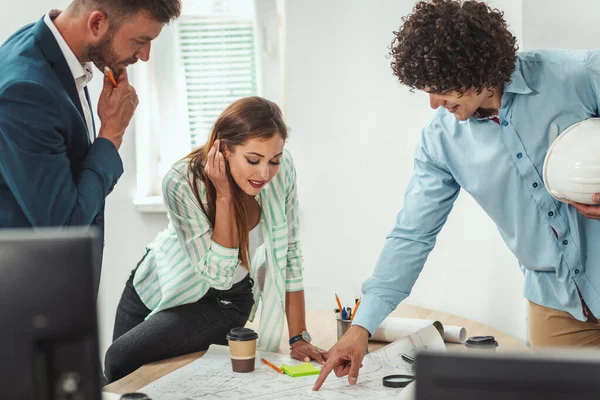 Equipo Tres Jóvenes Arquitectos Está Haciendo Una Pausa Para Tomar —  Fotos de Stock