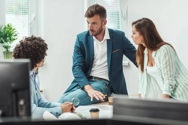 Team Tre Giovani Architetti Sta Lavorando Nuovo Progetto Comunicando Analizzando — Foto Stock