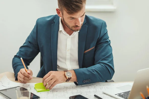 Joven Arquitecto Pensativo Está Analizando Problema Los Planos Nuevo Proyecto — Foto de Stock