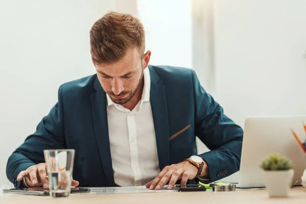 Joven Arquitecto Pensativo Está Analizando Problema Los Planos Nuevo Proyecto — Foto de Stock