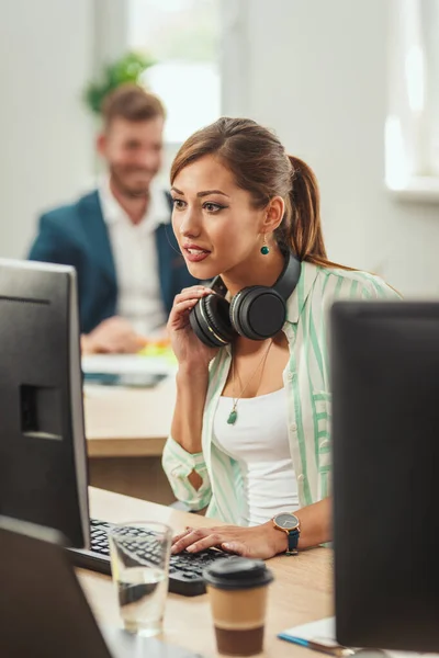Genç Mutlu Serbest Çalışan Bir Bayan Ofis Bilgisayarında Çalışıyor — Stok fotoğraf