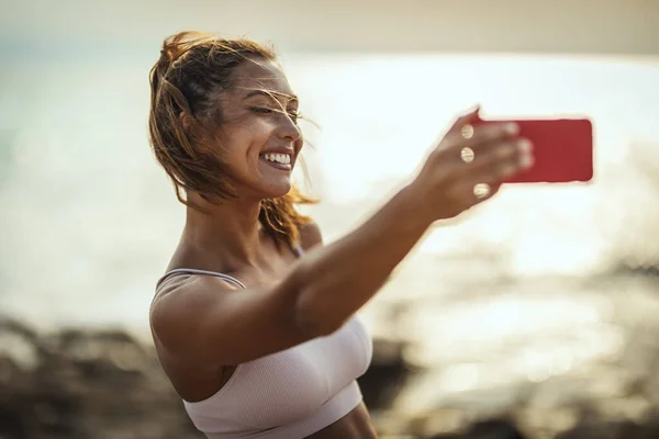 Vacker Ung Kvinna Gör Selfie Med Smartphone Vid Havet Stranden — Stockfoto