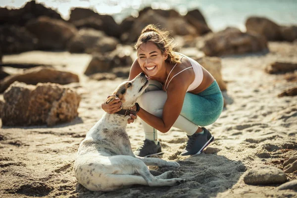 Vacker Ung Kvinna Klappar Sin Kära Hund Vid Havet Stranden — Stockfoto