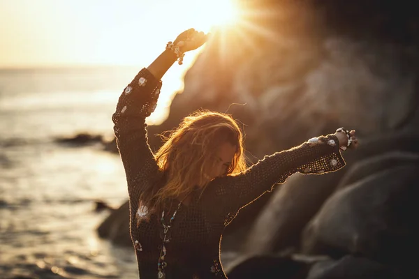 Piękna Młoda Kobieta Świetnie Się Bawi Relaksuje Plaży Zachodzie Słońca — Zdjęcie stockowe