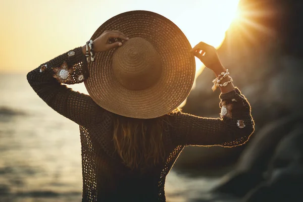 Widok Tyłu Pięknej Młodej Kobiety Cieszy Się Plaży Zachodzie Słońca — Zdjęcie stockowe