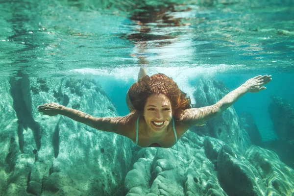 Una Hermosa Joven Está Buceando Bajo Agua Mar Sin Máscara —  Fotos de Stock