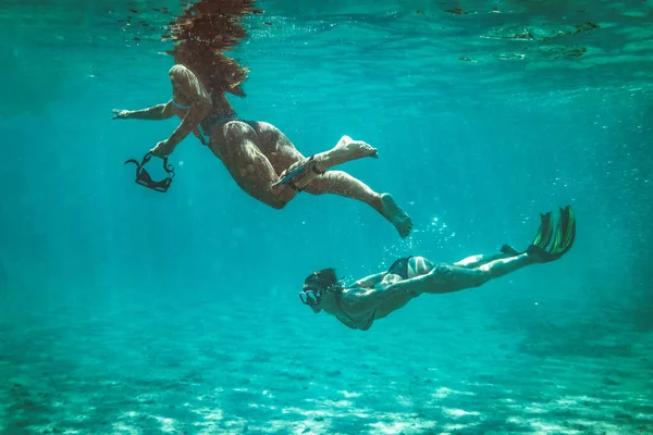 Deux Belles Jeunes Femmes Nagent Sous Eau Profitant Bleu Mer — Photo